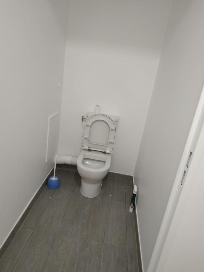 Chambre Privee Dans Un Nouvel Appartement Partage Pres De Paris Avec Parking Gratuit Chevilly-Larue Exterior foto